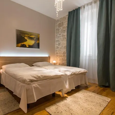 Tifani Luxury 2 Σπλιτ
