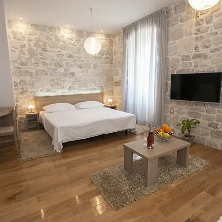 아파트 Tifani Luxury 2 *